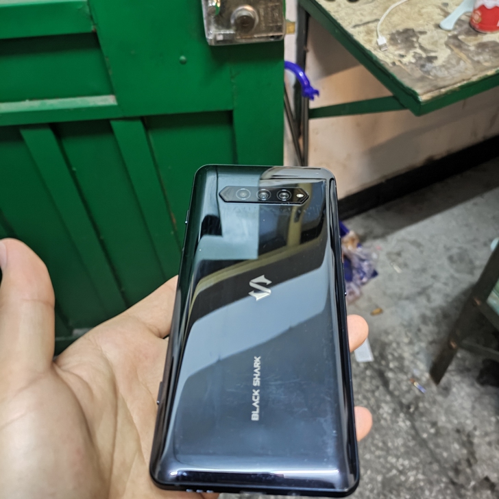 黑鲨4  墨海黑，95新，用了刚好两个月