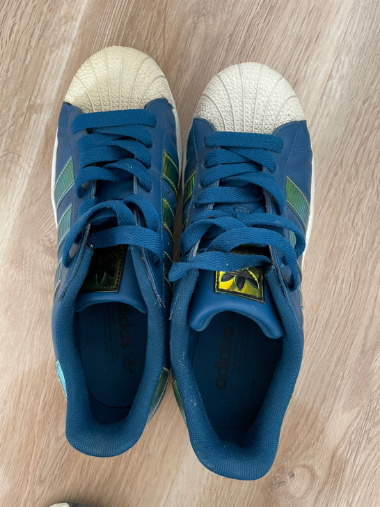 Adidas运动鞋