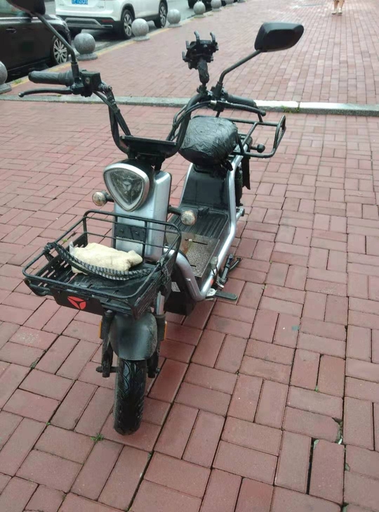 雅迪电动车，九成新。新车2800购入，外加...