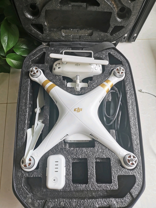 w4号大疆精灵3A标配，整体成色好，轻微磕...