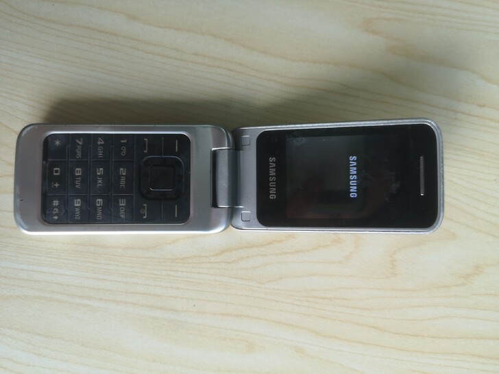 三星c3520翻盖手机，原装未拆修。实拍图...