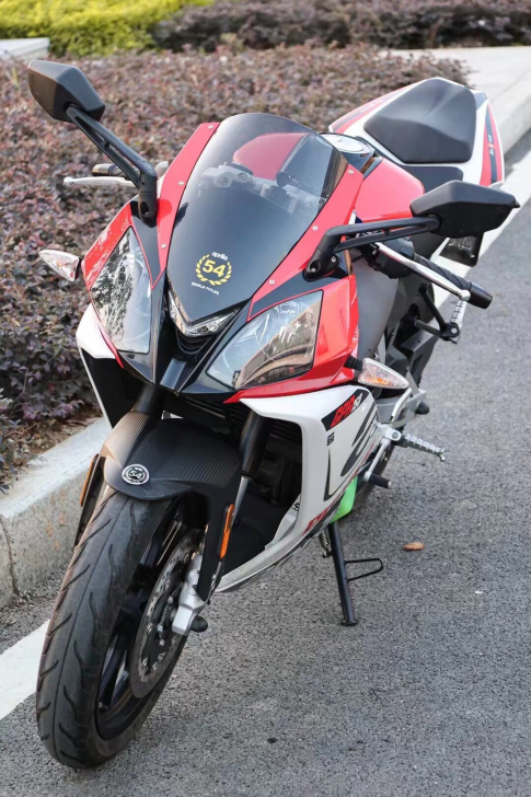 摩托车品牌：阿普利亚  跑车趴赛摩托车