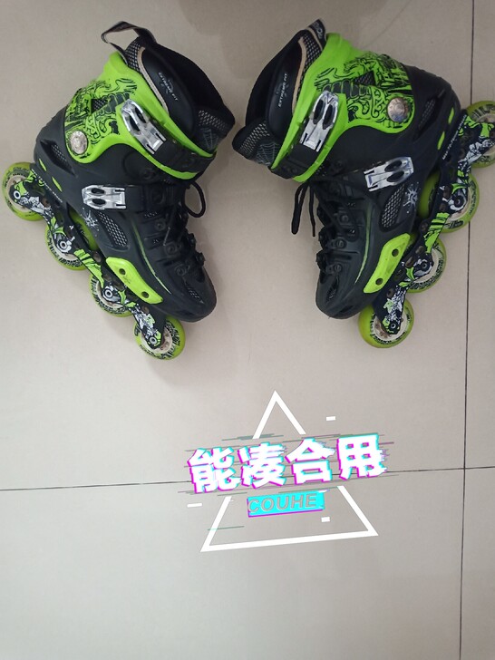 轱辘有磨损 右鞋内胆坏了一块 不影响滑行 ...