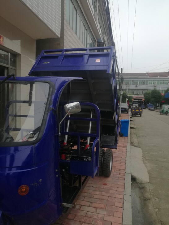 福田五星三轮车一辆，五星后四轮双顶自卸，车...