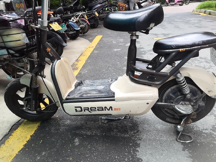 出一辆新日电动车,今年4月份刚换的电瓶,4...
