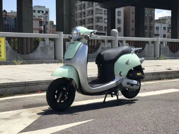 本田77期电喷复古摩托车