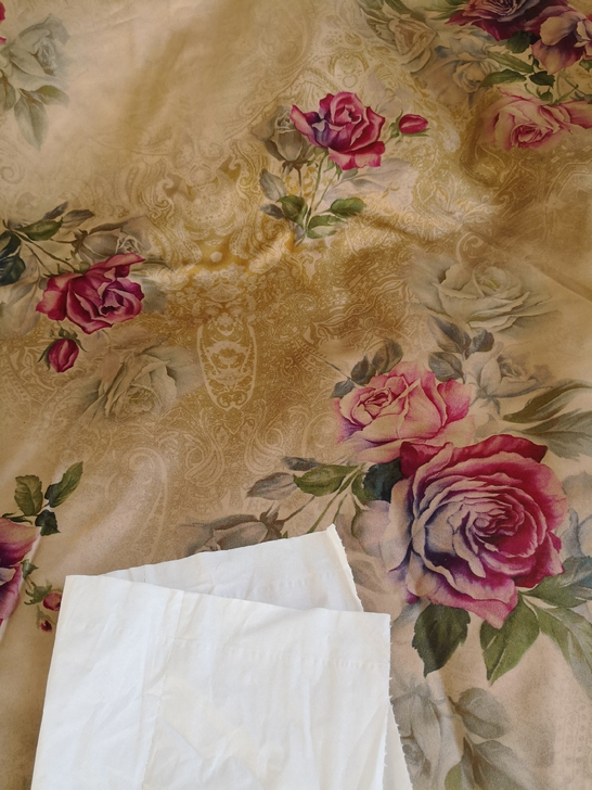 天染琼瑶，重缎皮子，颜色介于两幅图之间吧。...