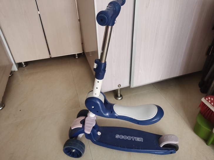 滑板车，刚买不到一个月，没怎么玩！便宜出售