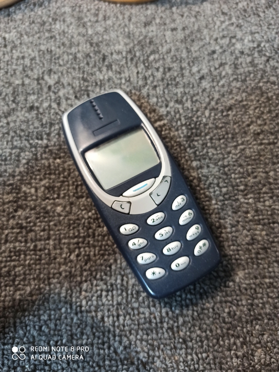 诺基亚3310，不开机，电池报废，成色如图...