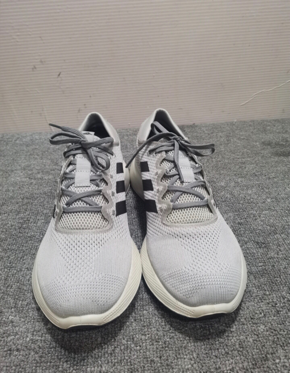 二手阿迪达斯缓震跑步鞋，42.5码，九成新...