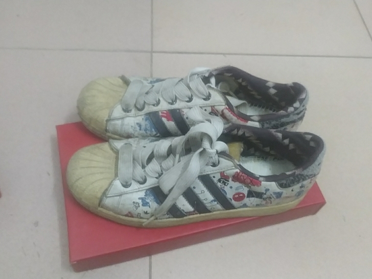 阿迪达斯三叶草
