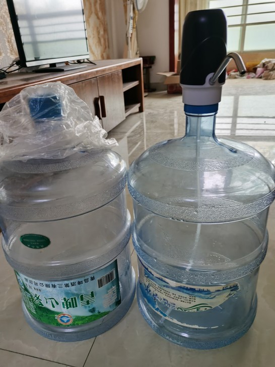 大水桶两个，带一个可充电式电动提水泵，在潍...