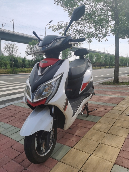 大品牌新日精品电动车9成新，两年车，骑的少...