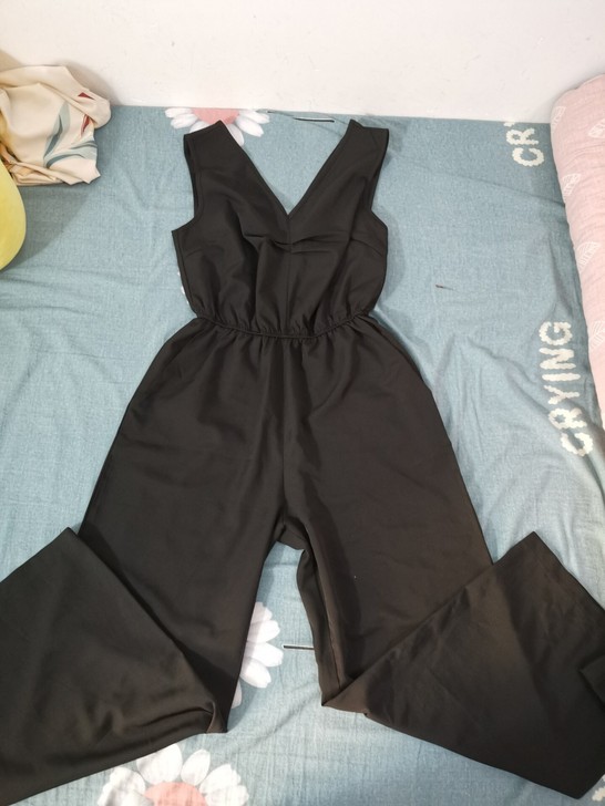 阔腿连体裤，是那种很丝滑的面料，走路生风的...