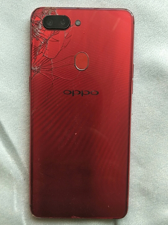 oppor15屏幕坏了，后壳碎了，如图，电...
