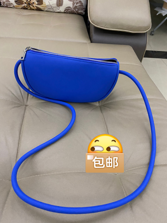 颜色鲜亮斜挎包（购于抖音，没有牌子，软软的...