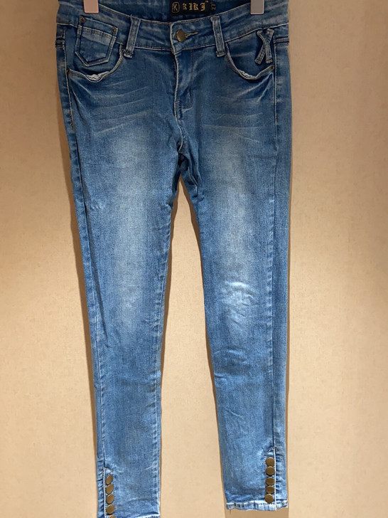 牛仔裤27码，9成新，衣服完好无损，15元...