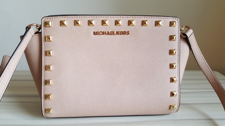 MICHAEL KORS  铆钉笑脸包，正...