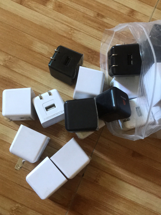 正品手机充电器，厂家收库存带了几十个来，每...