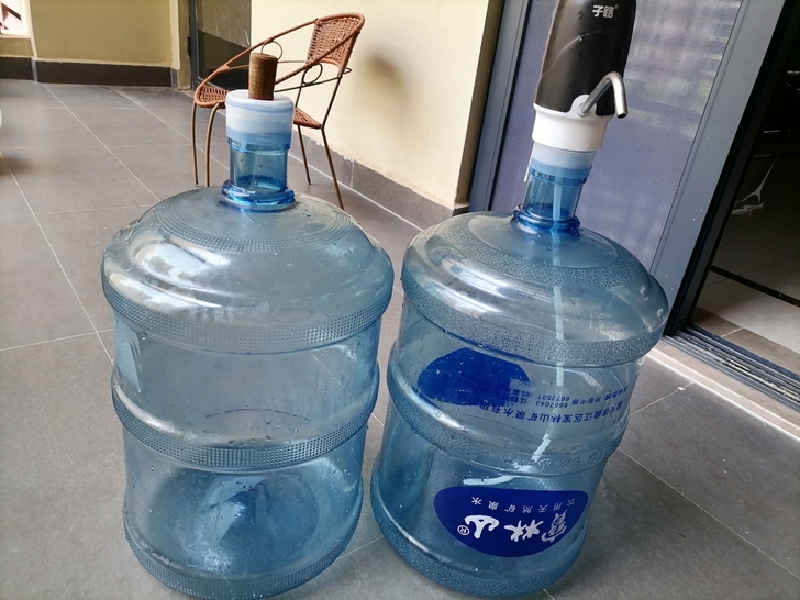 2个饮水机桶,加电动泵。