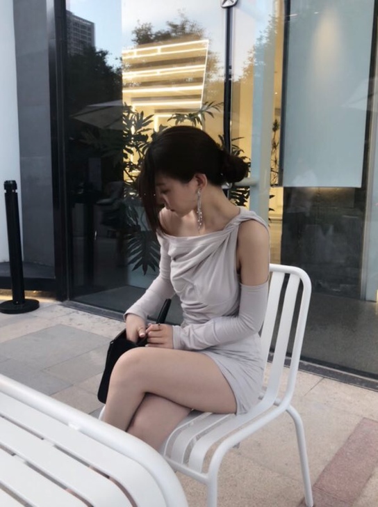 不规则露肩连衣裙褶皱奶油裙 夏季慵懒风裙子...