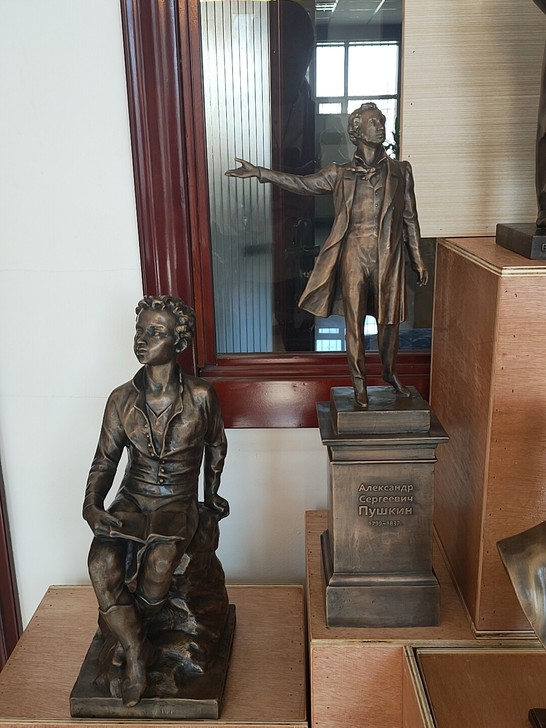 普希金，青铜，壁厚5毫米，坐像42厘米高，...