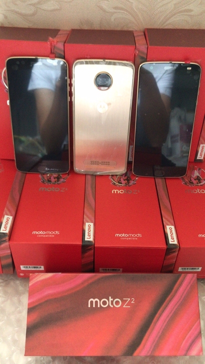 摩托罗拉无人直播手机,视频轮播无缝衔接。