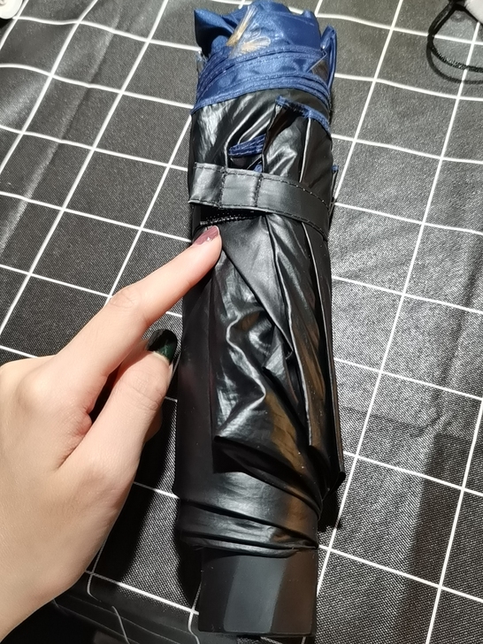 天堂伞，现出，样式深蓝色银杏叶碎花，具体看...