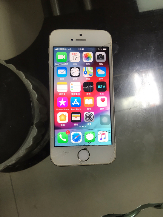 转让两个苹果5S,均外屏破裂,但屏能正常显...