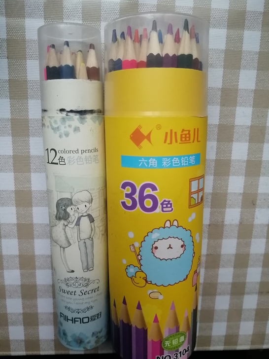 两盒彩色铅笔