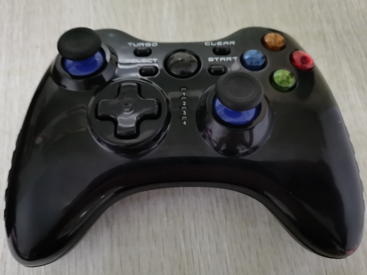 游戏手柄  全新 配件齐全 出售不退