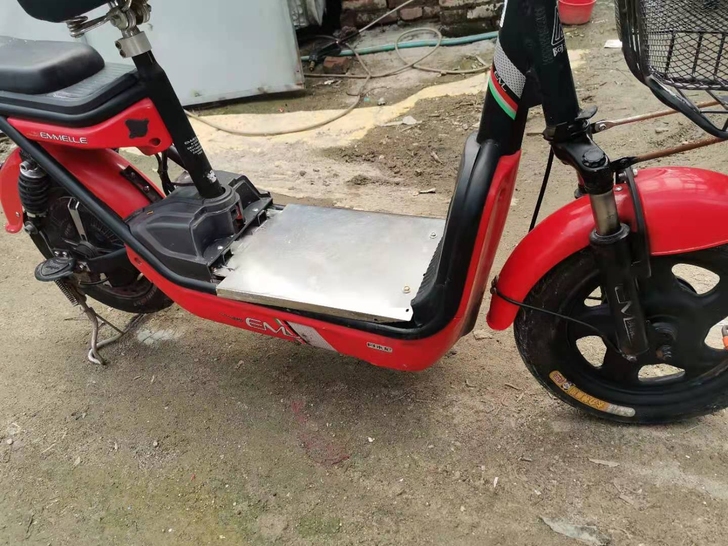 阿米尼电动车，电瓶很好！车子好骑！一点毛病...