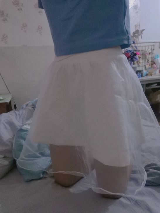 一个白色的两层短裙，不喜欢这个款式了，尺码...