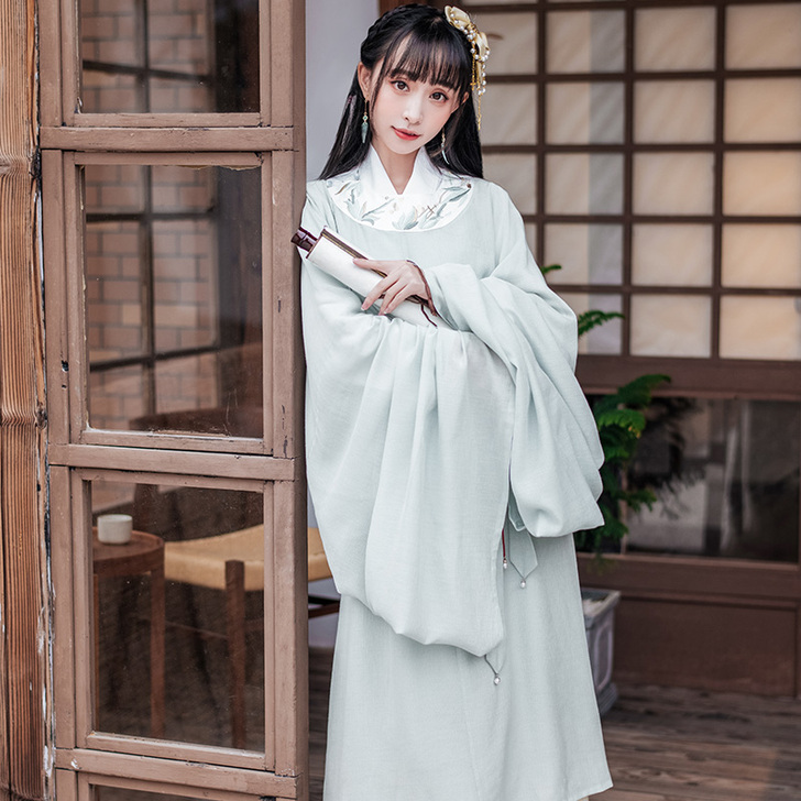 【十三余 小豆蔻儿】[折柳色] 刺绣圆领衫...