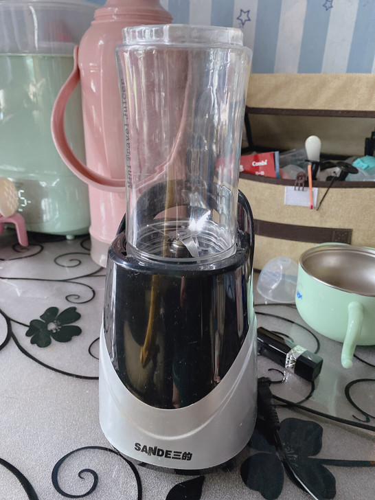榨汁机几乎全新没怎么用过便宜出，闲置物品不...