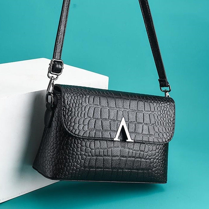 [全新亏本甩卖]包包女包2020新款软皮斜...