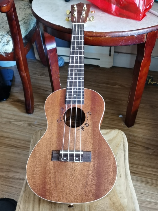 出售闲置尤克里里桃心木,闲置几年了音应该不...