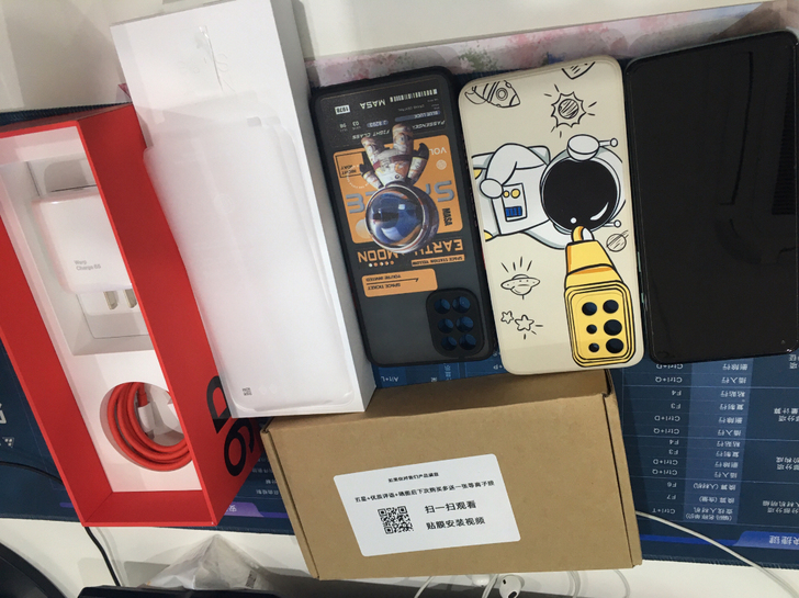 一加9R 青宇 12+256，左边框有一个...