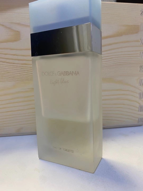 特价dg浅蓝香水50ml。余量如图。