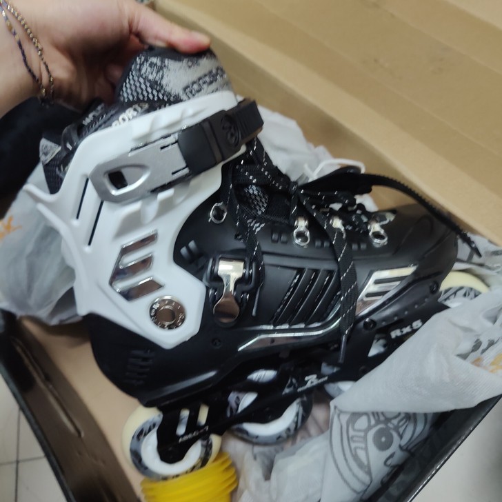 乐秀轮滑鞋37-38码，差不多是99新，我...