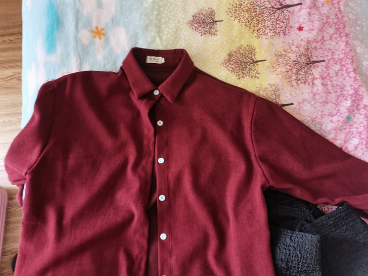 一件红色衬衫 有点厚 适合秋冬打底穿 m码