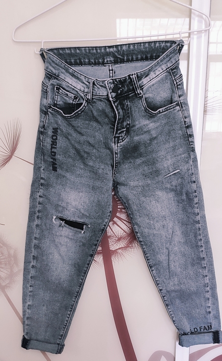当时买了这一套衣服，实体店买的，裤子有洞洞...