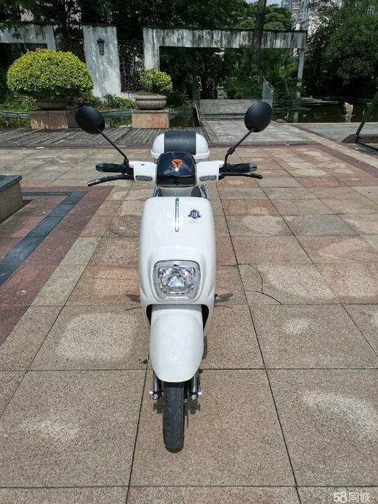 雅迪电动车，不是爱玛电动车，功能完好，配件...
