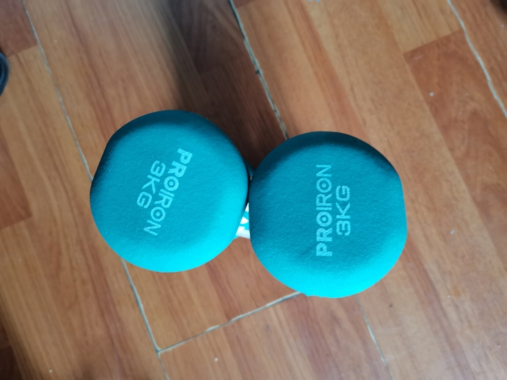 绿色哑铃一对3kg，九成新，喜欢自提