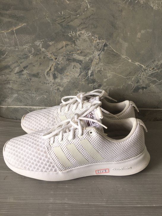 二手正品阿迪轻便透气休闲运动鞋41码  保...