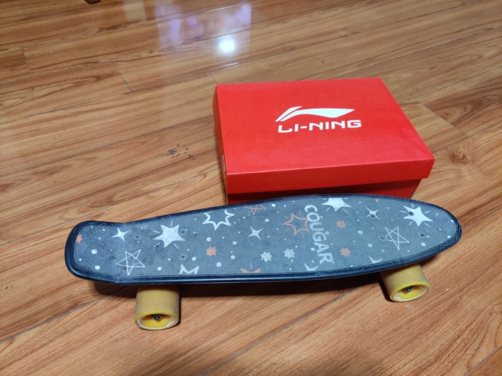 小鱼板,放个正常鞋盒对比一下大小,正面踏板...