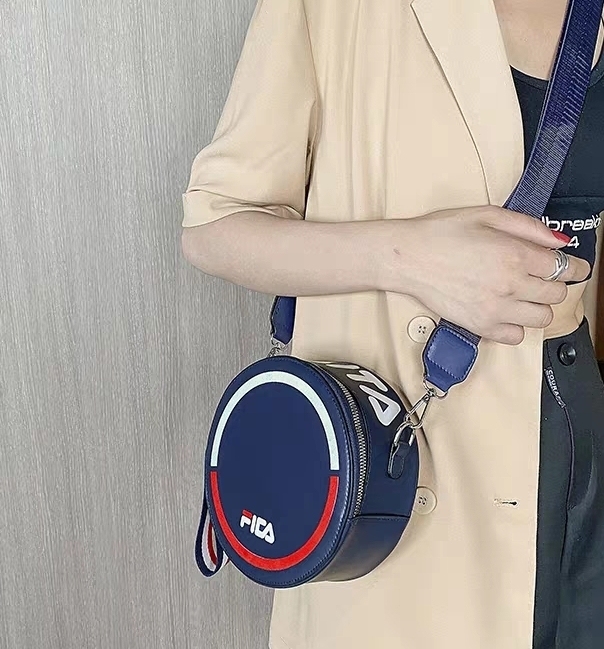 女生斜挎包单肩包，运动风格的包包很百搭，三...