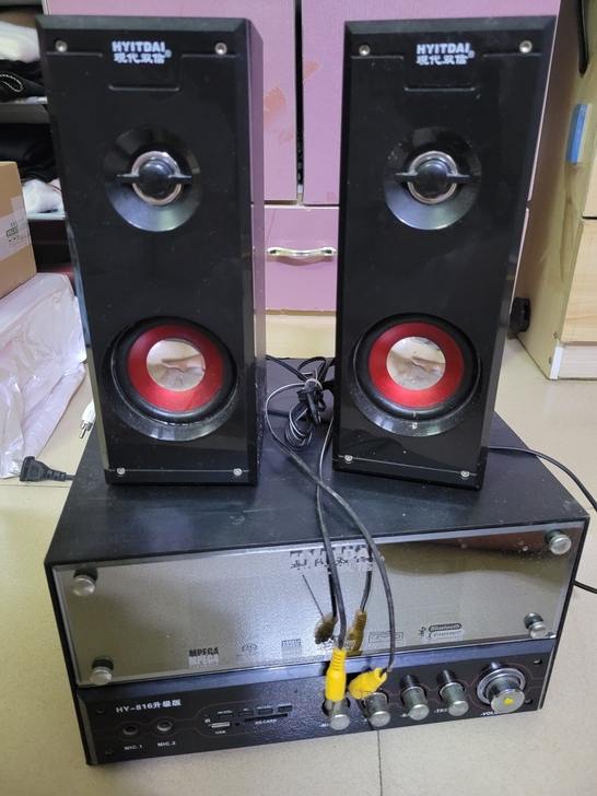 电脑音响，年代有点久了，现在显示器自带音响...