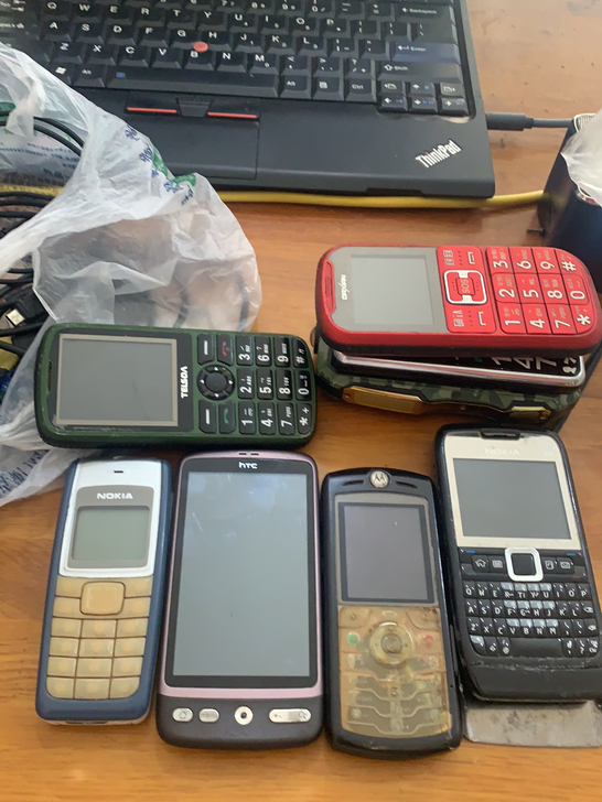 卖诺基亚，摩托罗拉，htc，翻出来的一堆手...