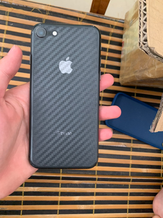 苹果iPhone8,美版无锁64G,九成新...